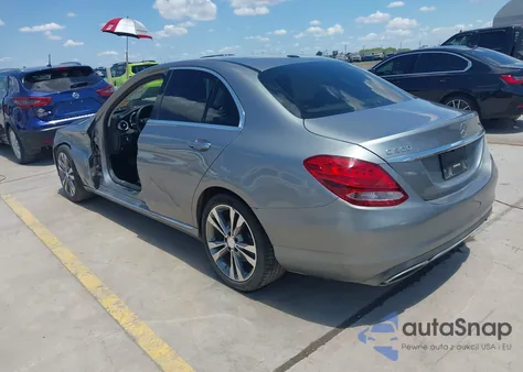 2016 Mercedes-Benz C 300 300 z USA, uszkodzony, nr VIN 55SWF4JB8GU121479